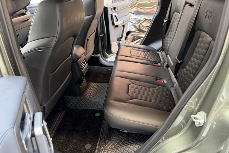Used 212 T01 2024 2.0T Explorer Interior 11