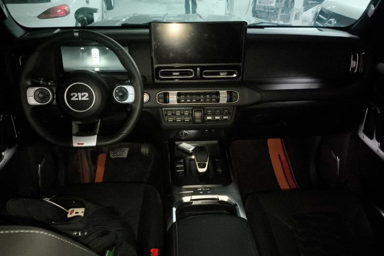 Used 212 T01 2024 2.0T Explorer Interior 2