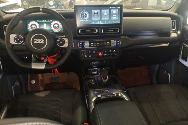 Used 212 T01 2024 2.0T Explorer Interior 2