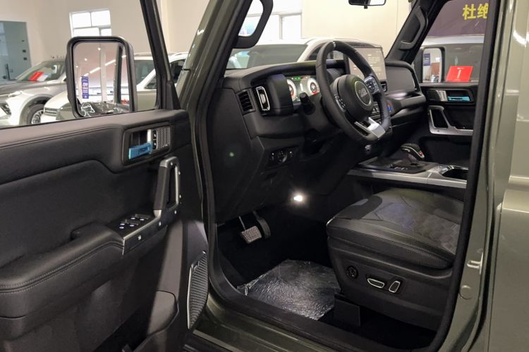 Used 212 T01 2024 2.0T Explorer Interior 2