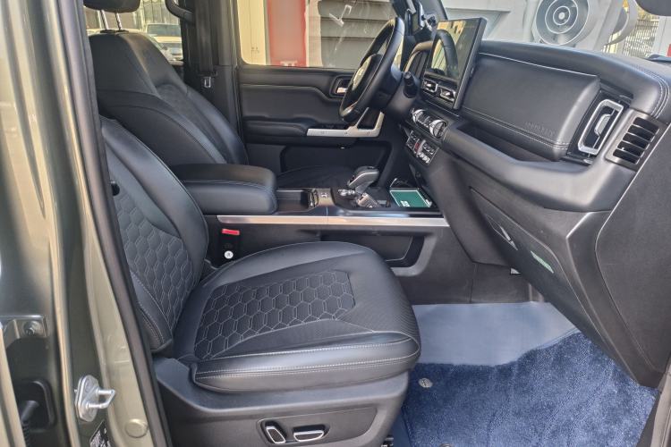 Used 212 T01 2024 2.0T Explorer Interior 2