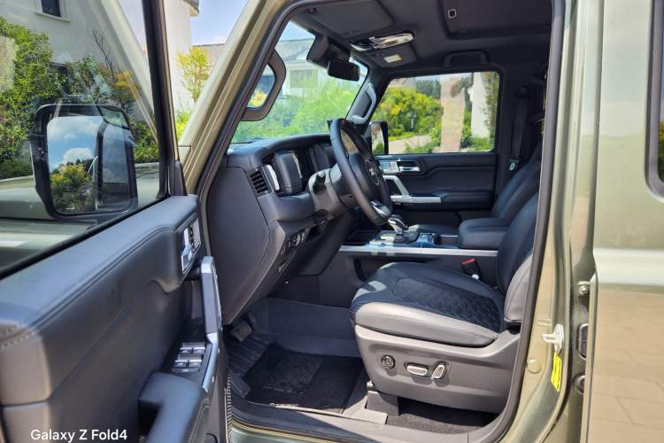 Used 212 T01 2024 2.0T Explorer Interior 2