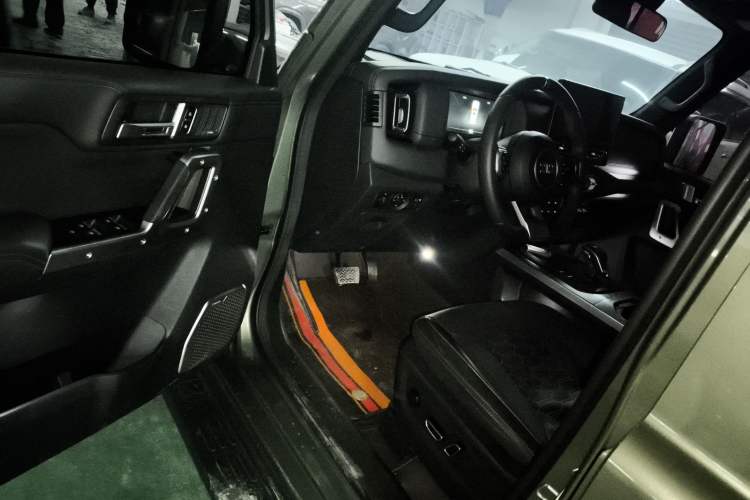 Used 212 T01 2024 2.0T Explorer Interior 3