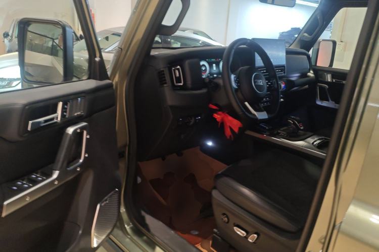 Used 212 T01 2024 2.0T Explorer Interior 3