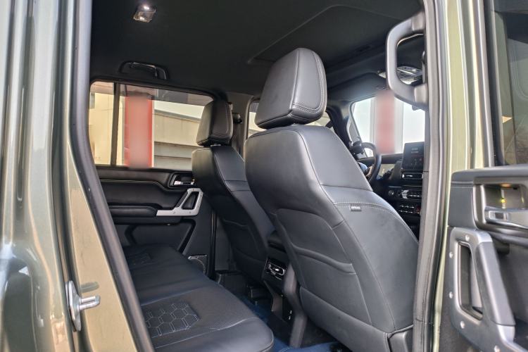 Used 212 T01 2024 2.0T Explorer Interior 3