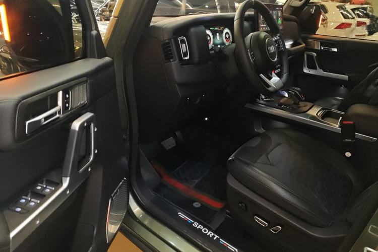 Used 212 T01 2024 2.0T Explorer Interior 3