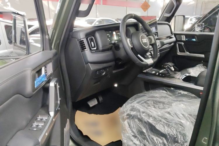 Used 212 T01 2024 2.0T Explorer Interior 3