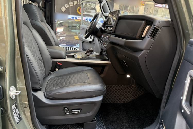 Used 212 T01 2024 2.0T Explorer Interior 3