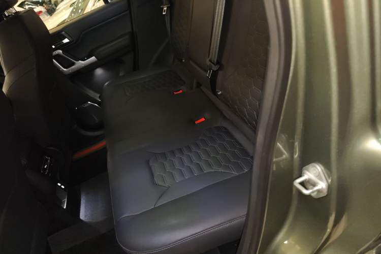 Used 212 T01 2024 2.0T Explorer Interior 4