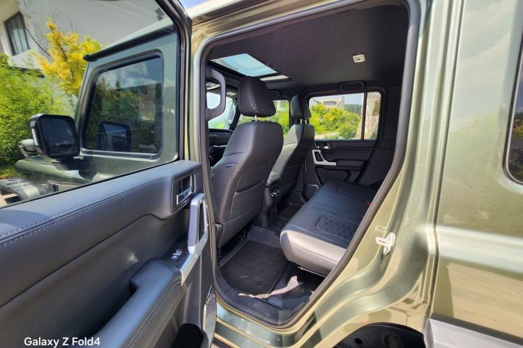 Used 212 T01 2024 2.0T Explorer Interior 4