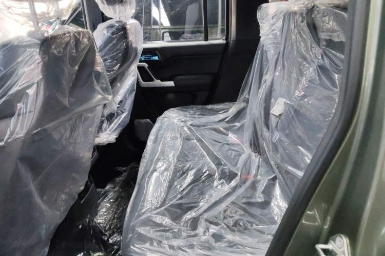 Used 212 T01 2024 2.0T Explorer Interior 4