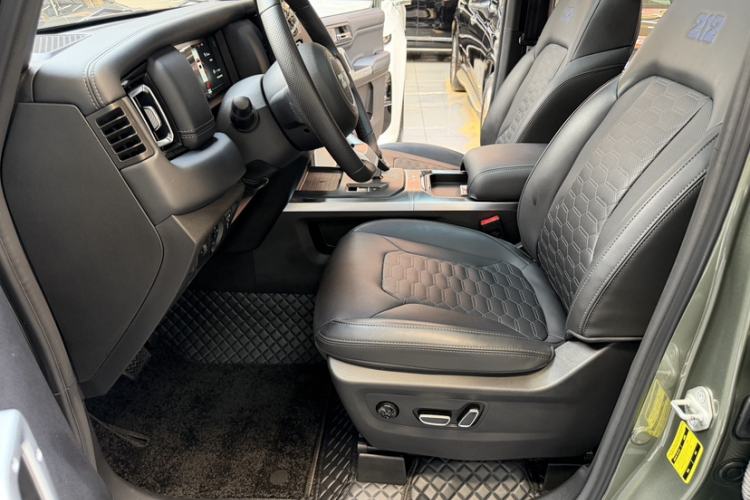 Used 212 T01 2024 2.0T Explorer Interior 4