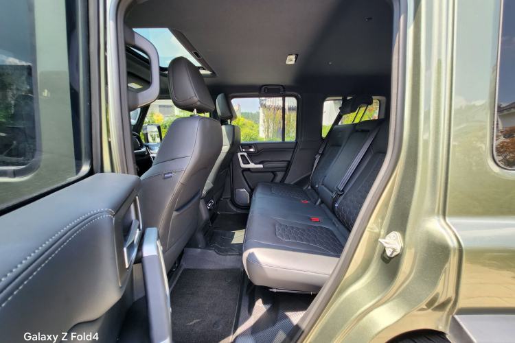 Used 212 T01 2024 2.0T Explorer Interior 5