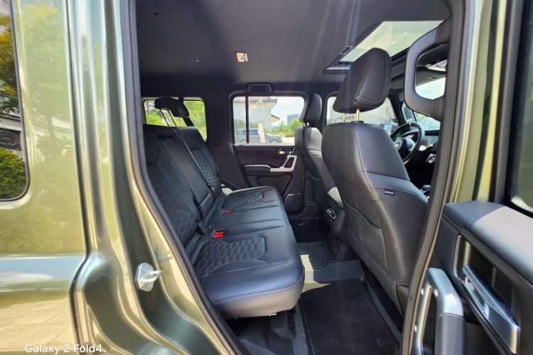 Used 212 T01 2024 2.0T Explorer Interior 7