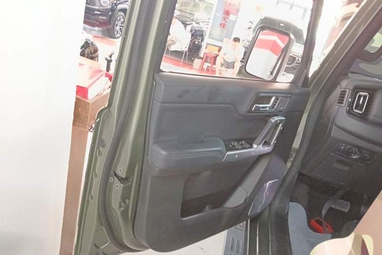 Used 212 T01 2024 2.0T Explorer Left Front Door Interior