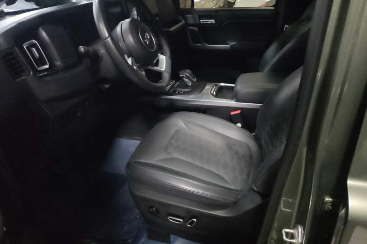 Used 212 T01 2024 2.0T Explorer Left Front Seat