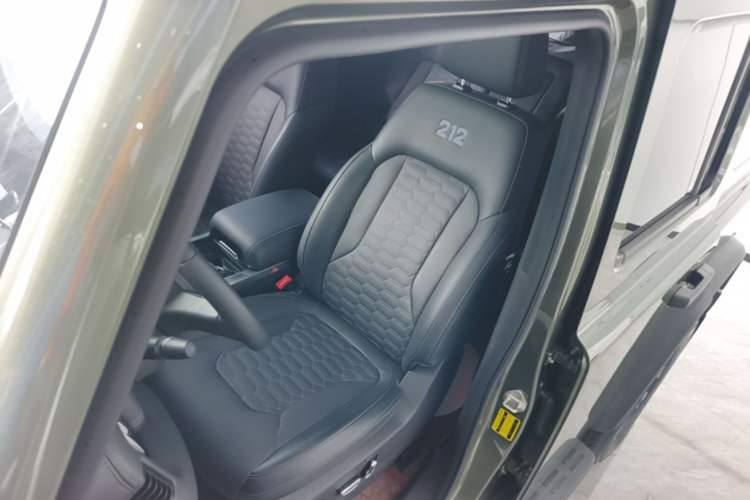 Used 212 T01 2024 2.0T Explorer Left Front Seat