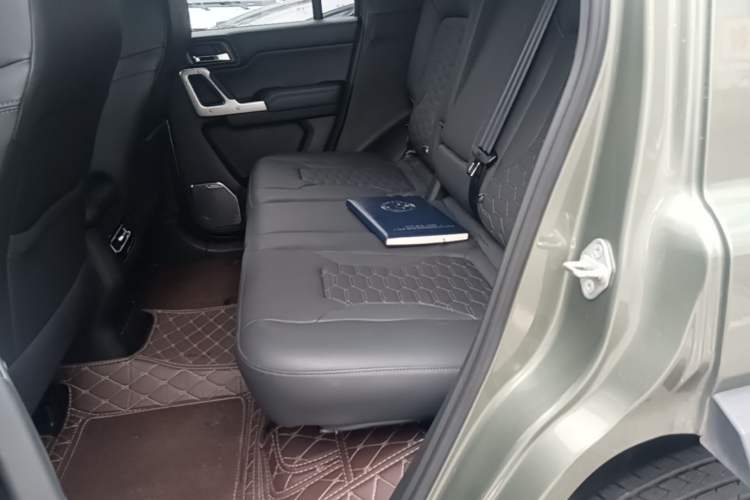 Used 212 T01 2024 2.0T Explorer Left Rear Seat