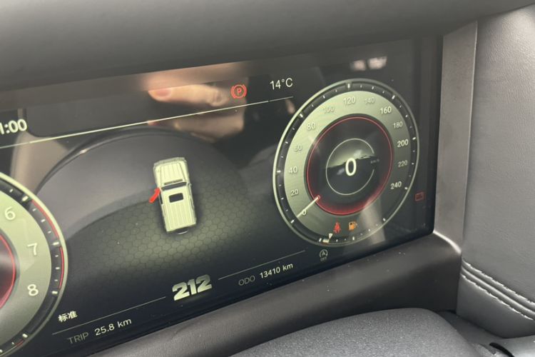 Used 212 T01 2024 2.0T Mechanic Odometer Close Up