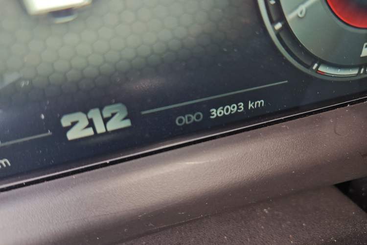 Used 212 T01 2024 2.0T Mechanic Odometer Close Up