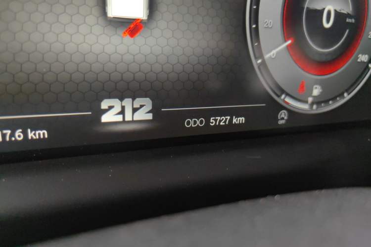 Used 212 T01 2024 2.0T Mechanic Odometer Close Up