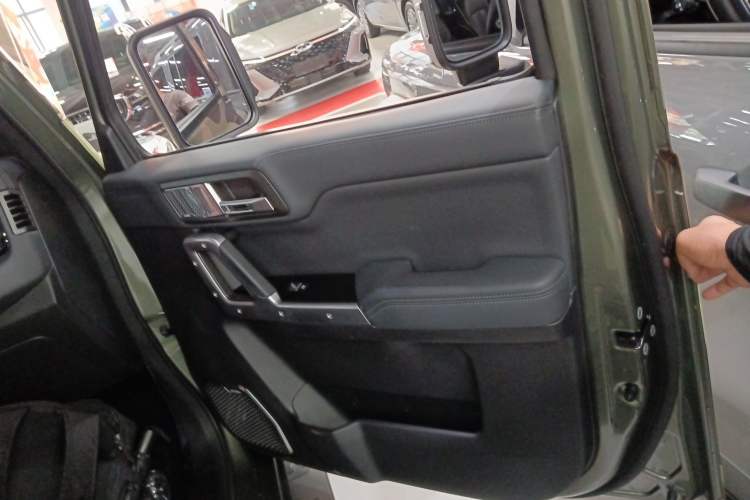 Used 212 T01 2024 2.0T Explorer Right Front Door Interior