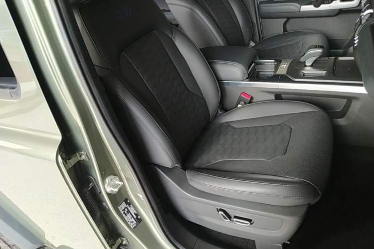 Used 212 T01 2024 2.0T Explorer Right Front Seat