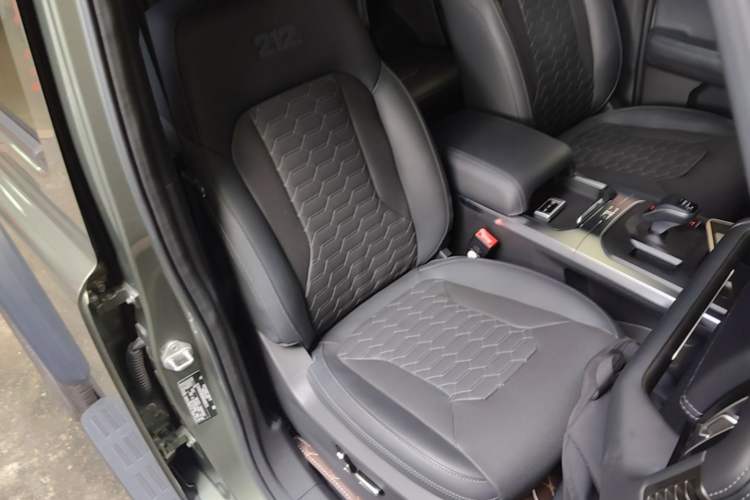 Used 212 T01 2024 2.0T Explorer Right Front Seat