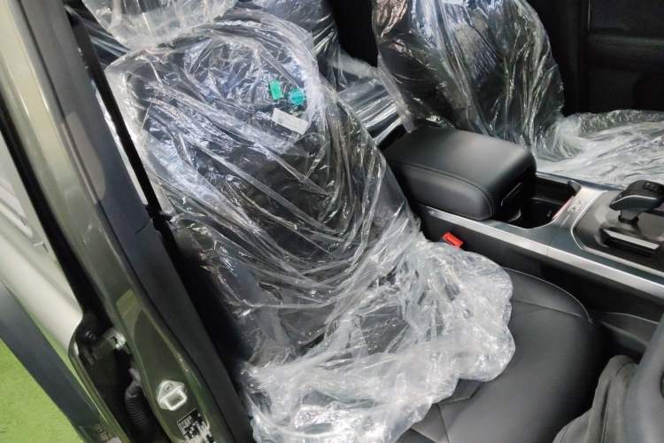Used 212 T01 2024 2.0T Explorer Right Front Seat