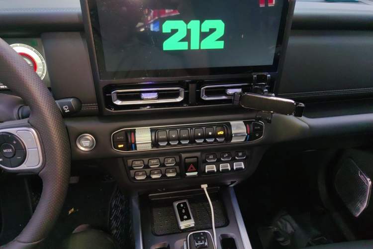 Used 212 T01 2024 2.0T Mechanic Audio And AC Panel