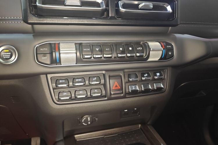 Used 212 T01 2024 2.0T Explorer Interior 3