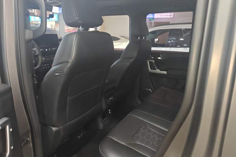 Used 212 T01 2024 2.0T Explorer Interior 4