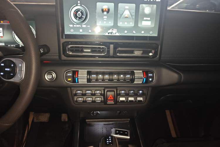 Used 212 T01 2024 2.0T Mechanic Audio And AC Panel