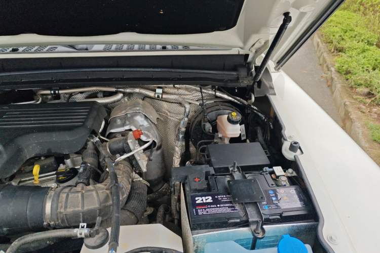 Used 212 T01 2024 2.0T Explorer Engine Bay Left