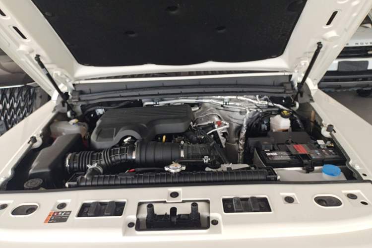 Used 212 T01 2024 2.0T Explorer Engine Bay