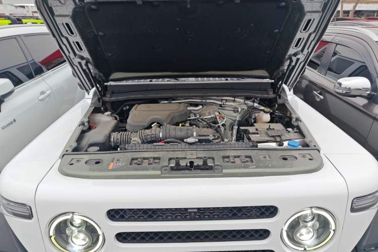 Used 212 T01 2024 2.0T Explorer Engine Bay