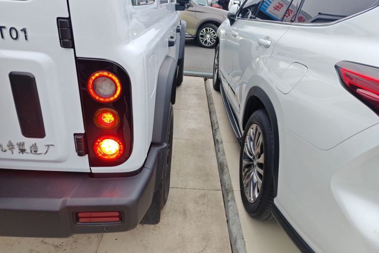 Used 212 T01 2024 2.0T Explorer Exterior 3