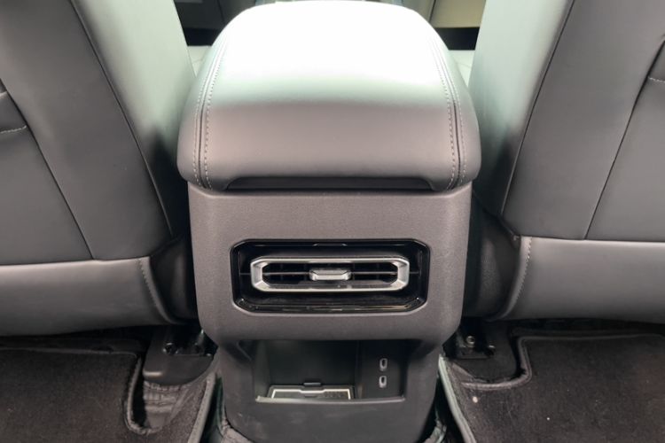 Used 212 T01 2024 2.0T Explorer Interior 2
