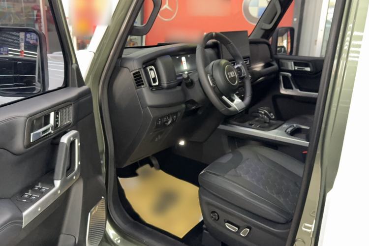 Used 212 T01 2024 2.0T Explorer Interior 2