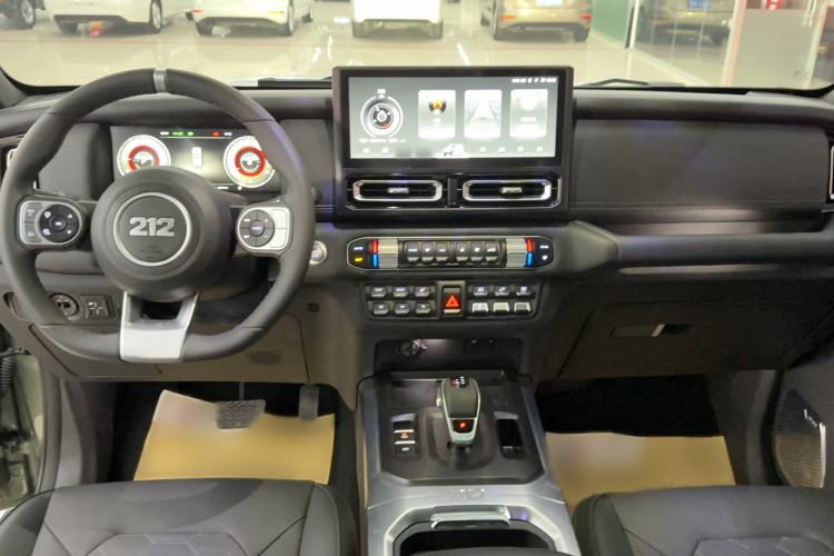 Used 212 T01 2024 2.0T Explorer Interior 3