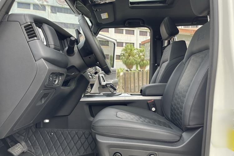 Used 212 T01 2024 2.0T Explorer Interior 5