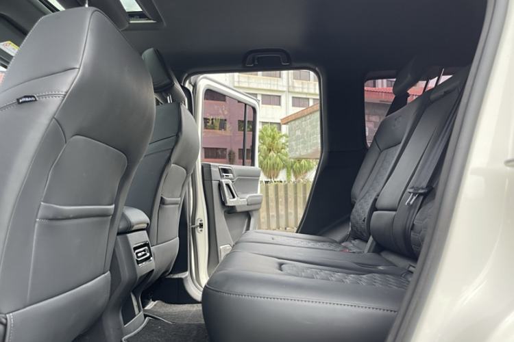 Used 212 T01 2024 2.0T Explorer Interior 6
