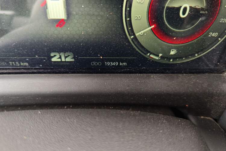 Used 212 T01 2024 2.0T Explorer Odometer Close Up
