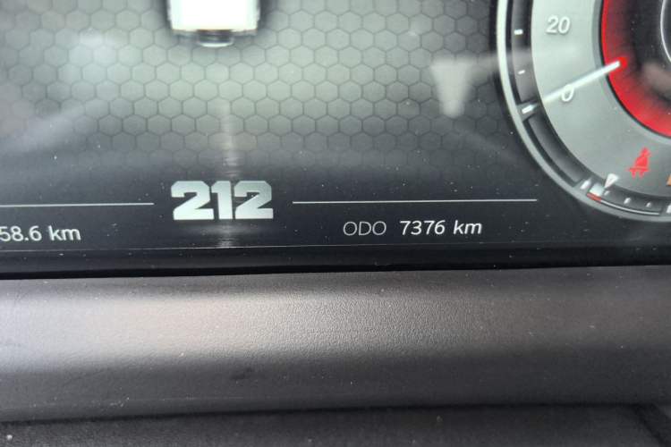 Used 212 T01 2024 2.0T Mechanic Odometer Close Up