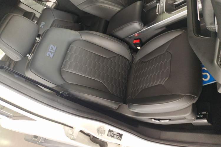 Used 212 T01 2024 2.0T Explorer Right Front Seat