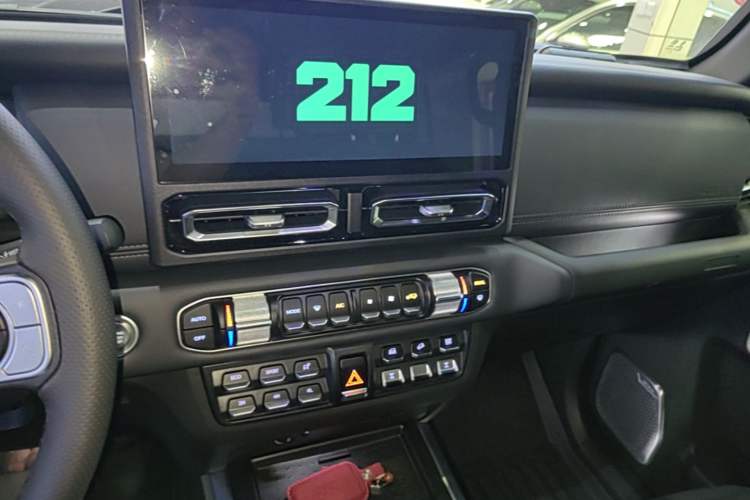 Used 212 T01 2025 2.0T Changfeng Audio And AC Panel