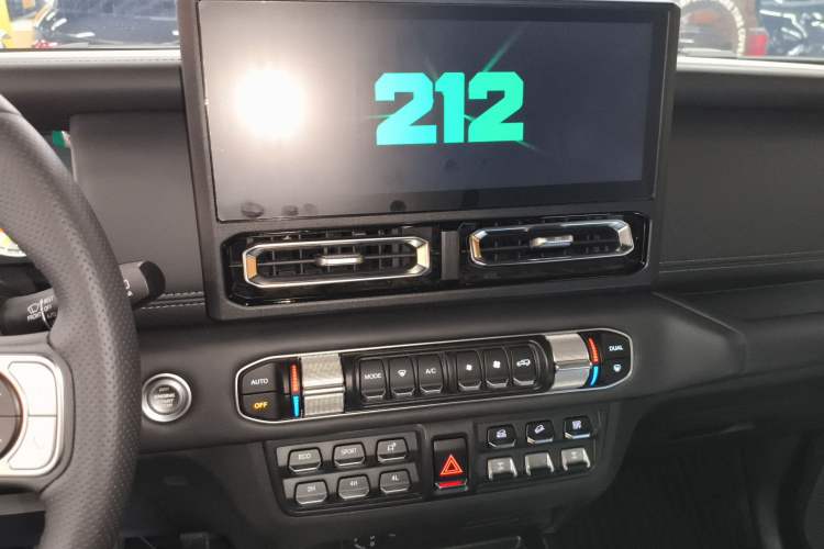 Used 212 T01 2025 2.0T Changfeng Audio And AC Panel