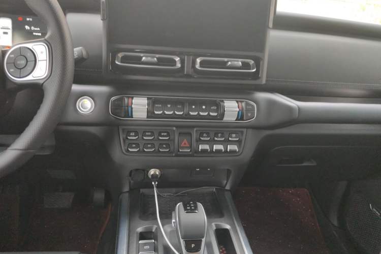 Used 212 T01 2025 Model 2.0T Diesel Audio And AC Panel