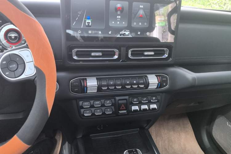 Used 212 T01 2025 2.0T Changfeng Audio And AC Panel
