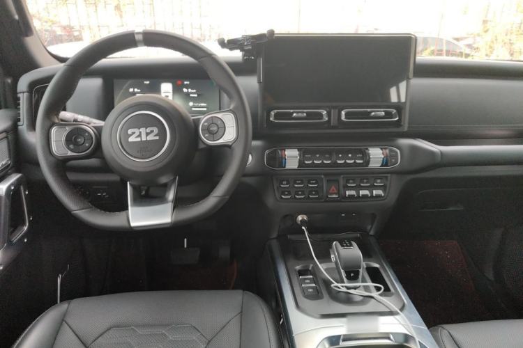 Used 212 T01 2025 Model 2.0T Diesel Center Console